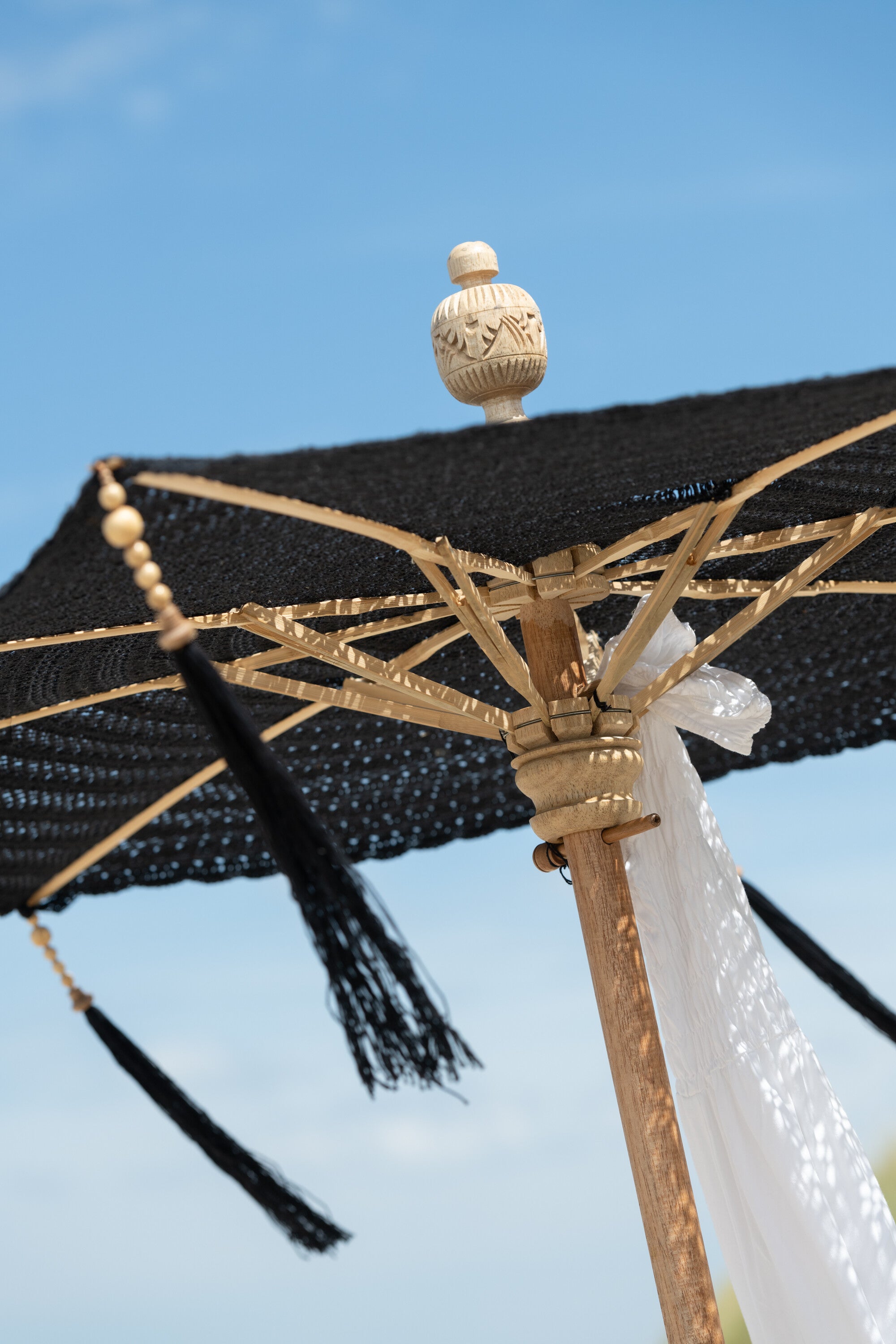 Parasol met kwastjes zwart L - J-LINE