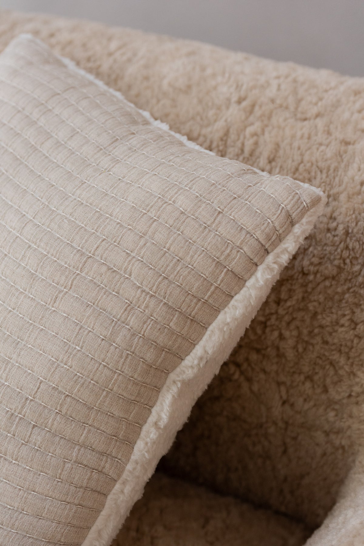 Coussin Teddy lignes piquées gris - J-LINE