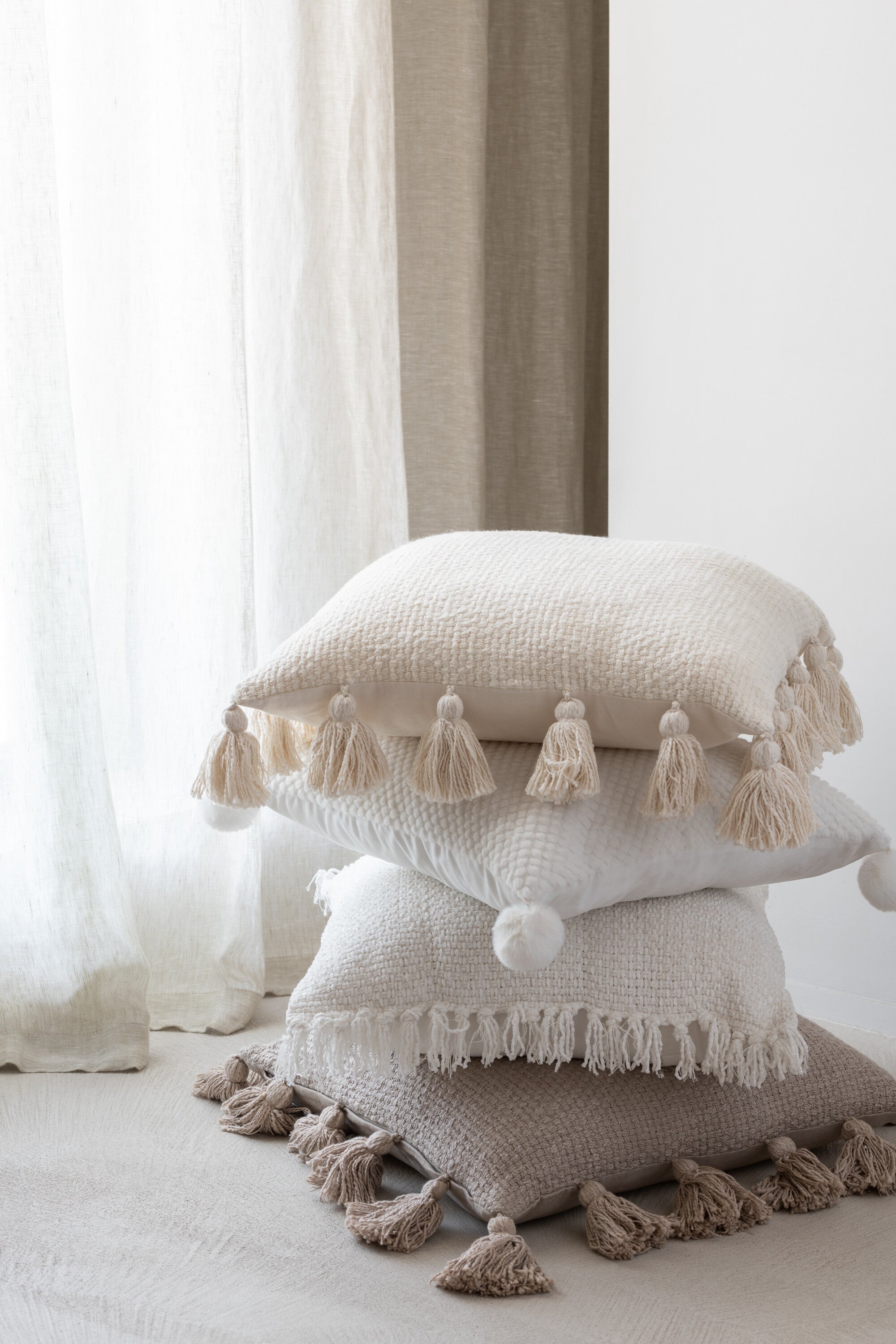 Kussen Zachte Pompons Polyester Wit - J-LINE