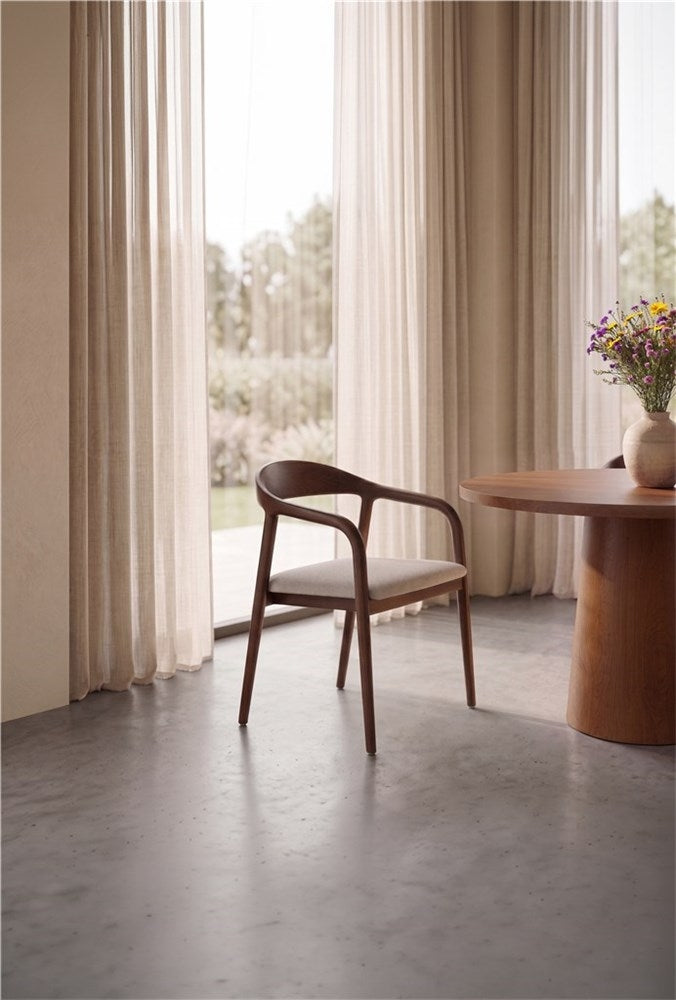 Armstoel Kaya beige, houten poten es walnoot - VDC