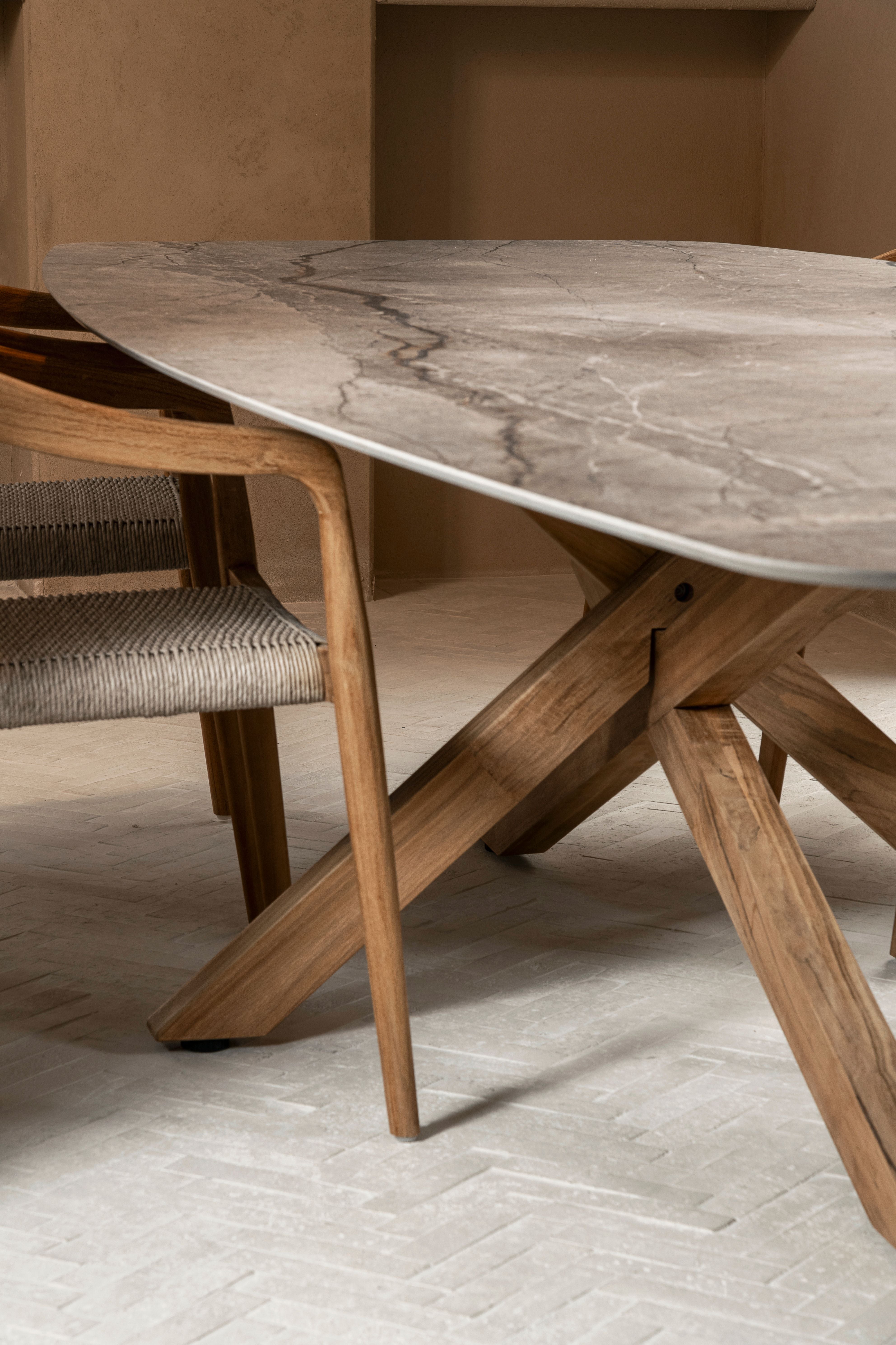Eettafel keramisch Silver Root, teakhouten poot - PRN