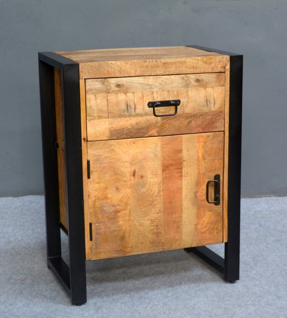 Table de chevet Britt avec ouverture de porte à gauche. BNO