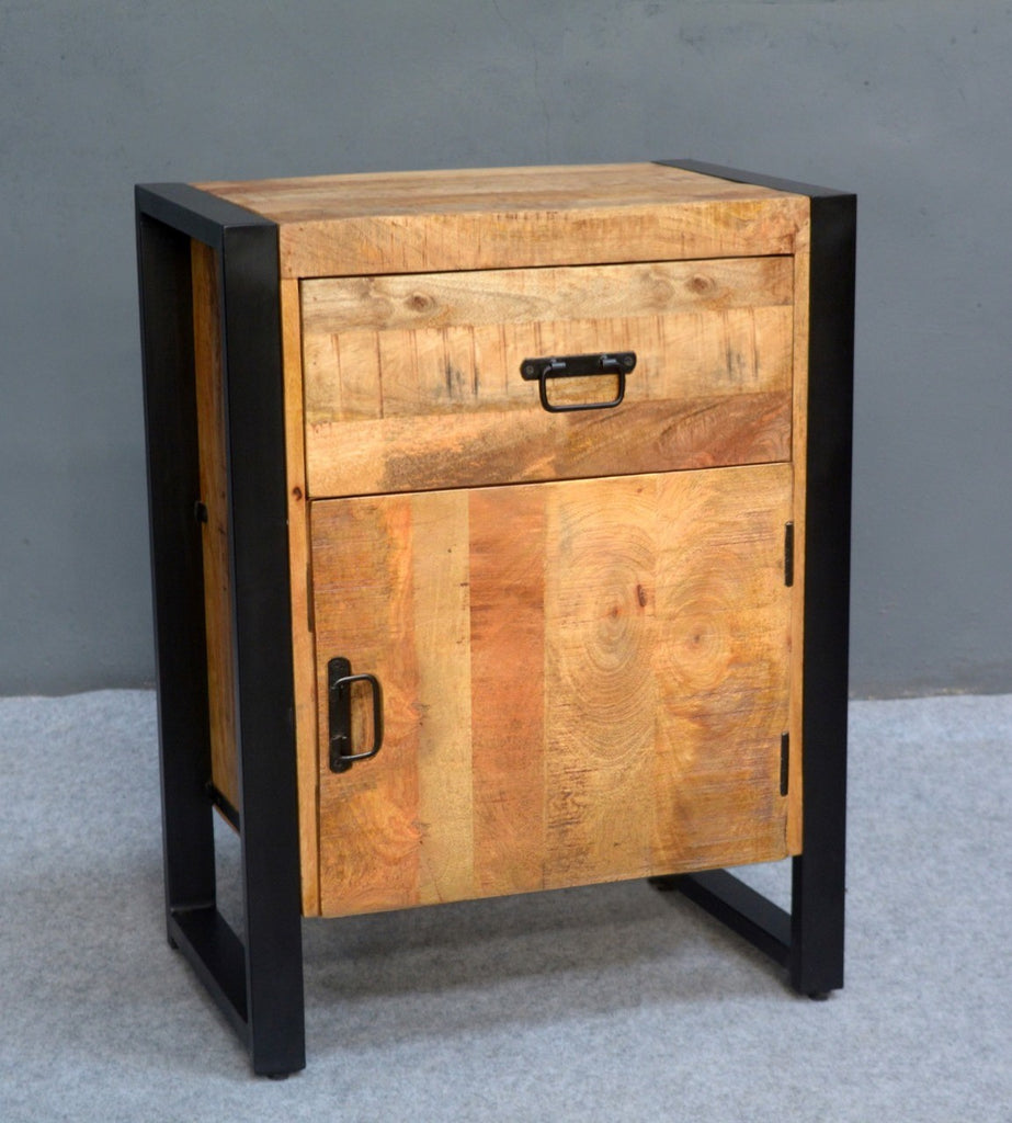 Table de chevet Britt avec ouverture de porte à droite. BNO