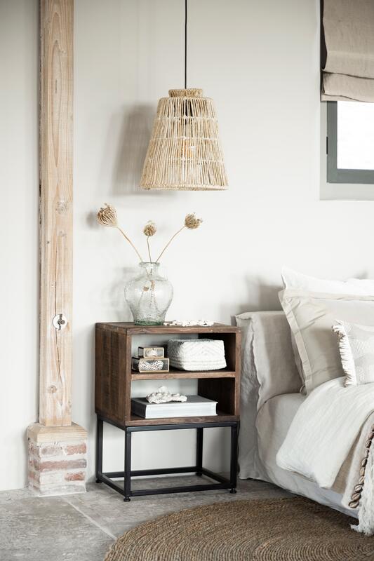 Table de chevet en bois avec 2 compartiments ouverts - DTP