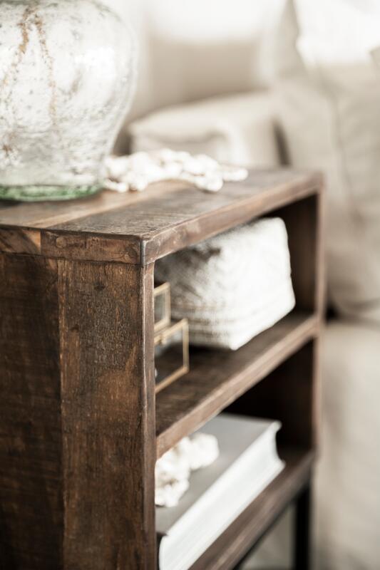 Table de chevet en bois avec 2 compartiments ouverts - DTP
