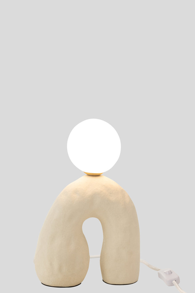 Lampe de table sur pied globe en verre beige J-LINE