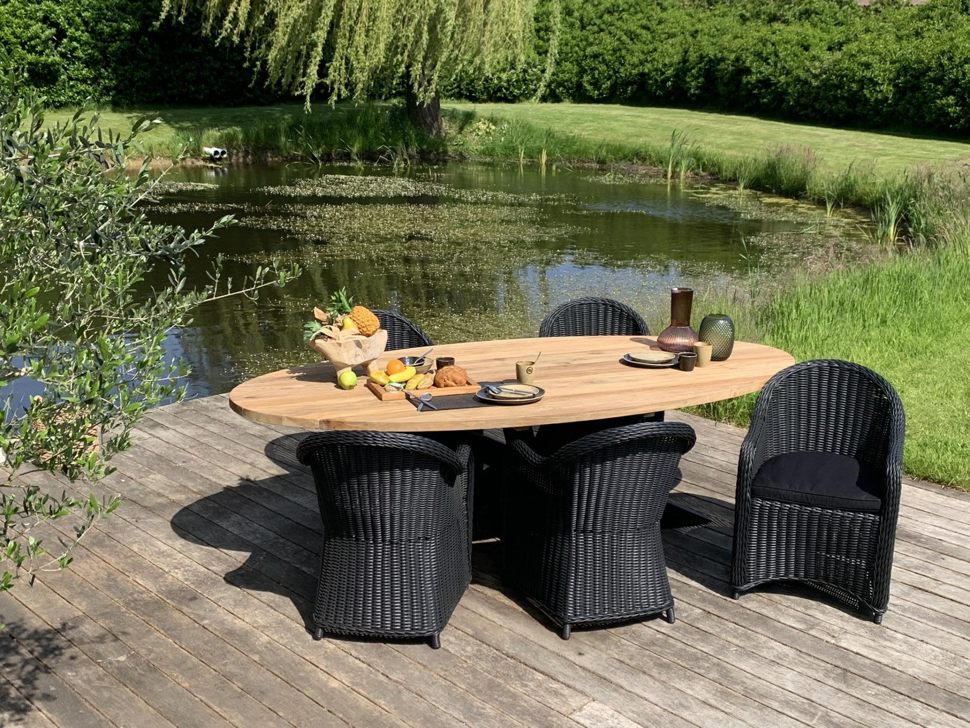 tafel ovaal massief teakhout 260x120 met armstoelen wicker