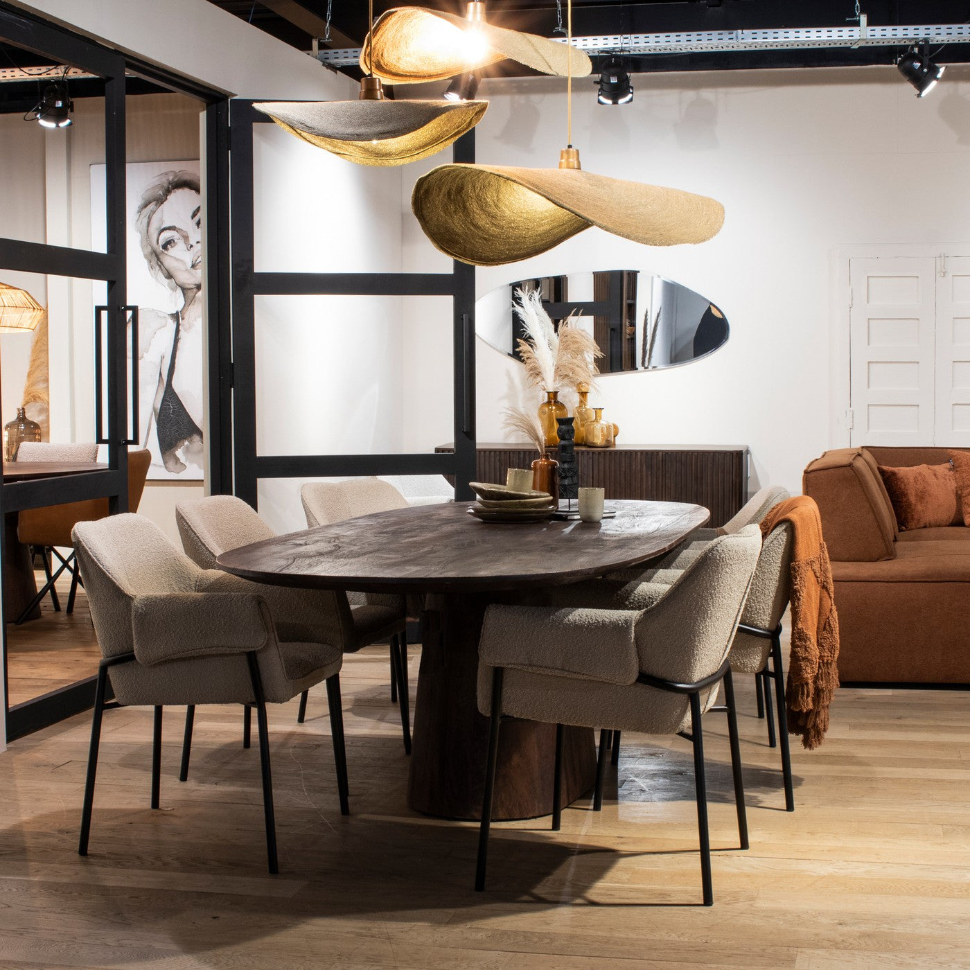 Eettafel Aron ovaal zwart of bruin - sfeerfoto