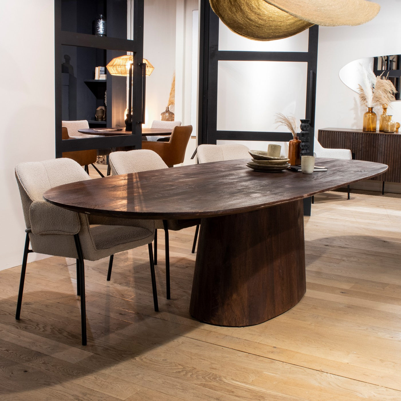 Eettafel Aron ovaal zwart of bruin - sfeerfoto