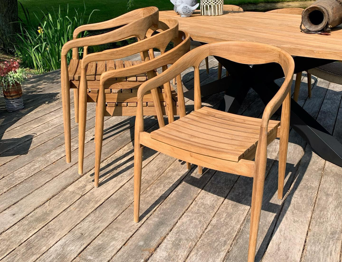 tafel massief teakhout op spinpoot met armstoelen wishbone stapelbaar