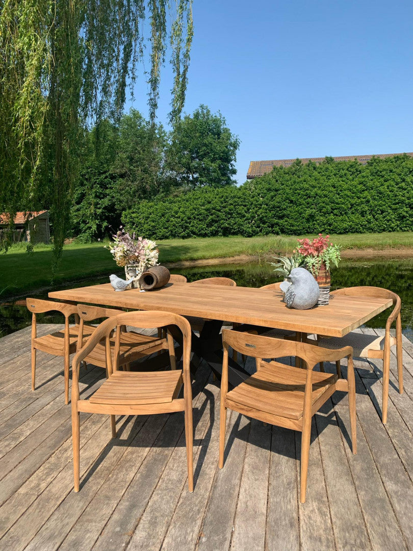 tafel massief teakhout op spinpoot met armstoelen wishbone stapelbaar