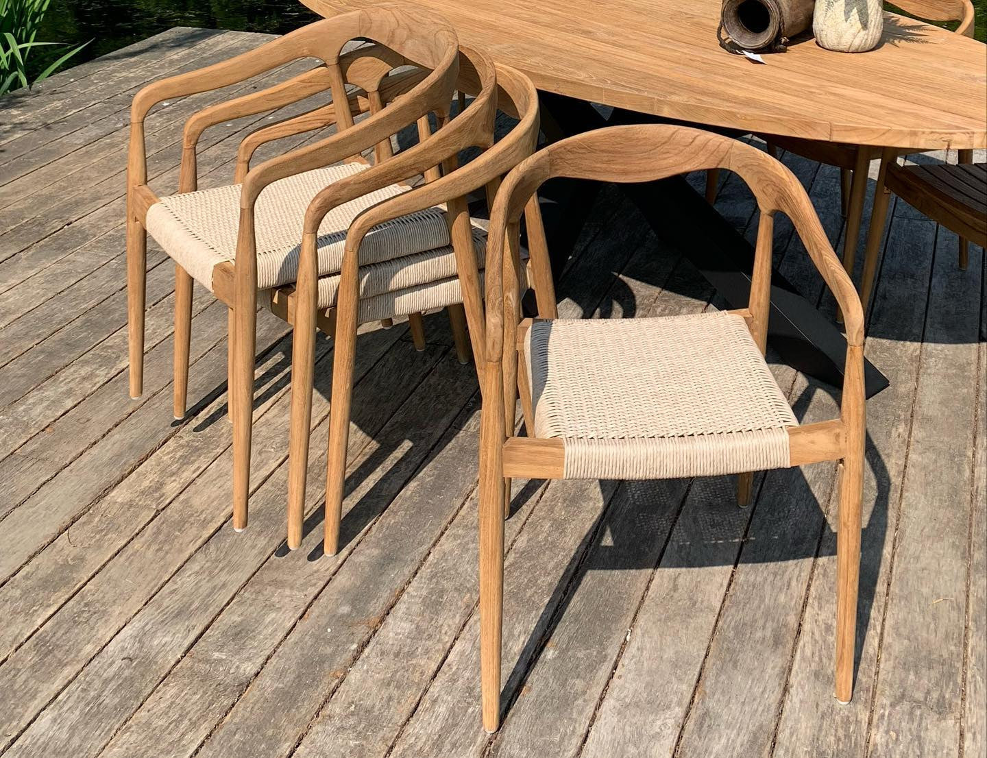 eetset massief teakhout tafel op spinpoot met armstoelen stapelbaar