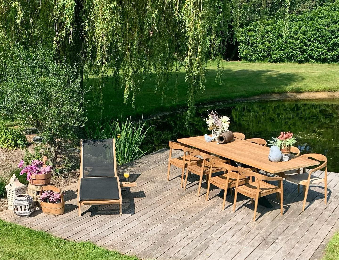 tafel massief teakhout op spinpoot met armstoelen wishbone stapelbaar