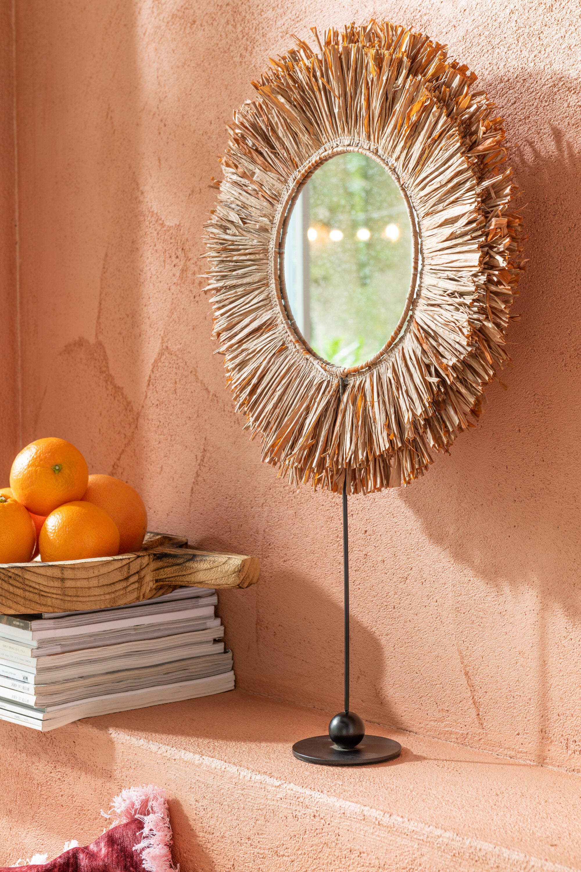 Spiegel op voet rond riet raffia bruin - J-LINE