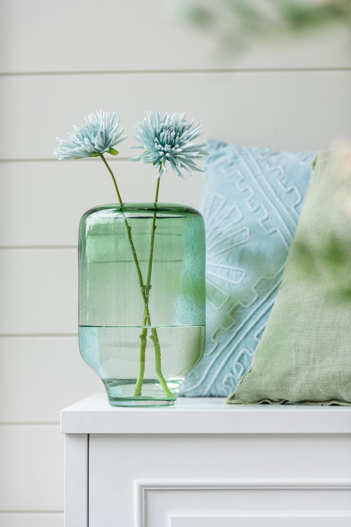 Vase sur pied Nora rond en verre vert clair L - J-LINE