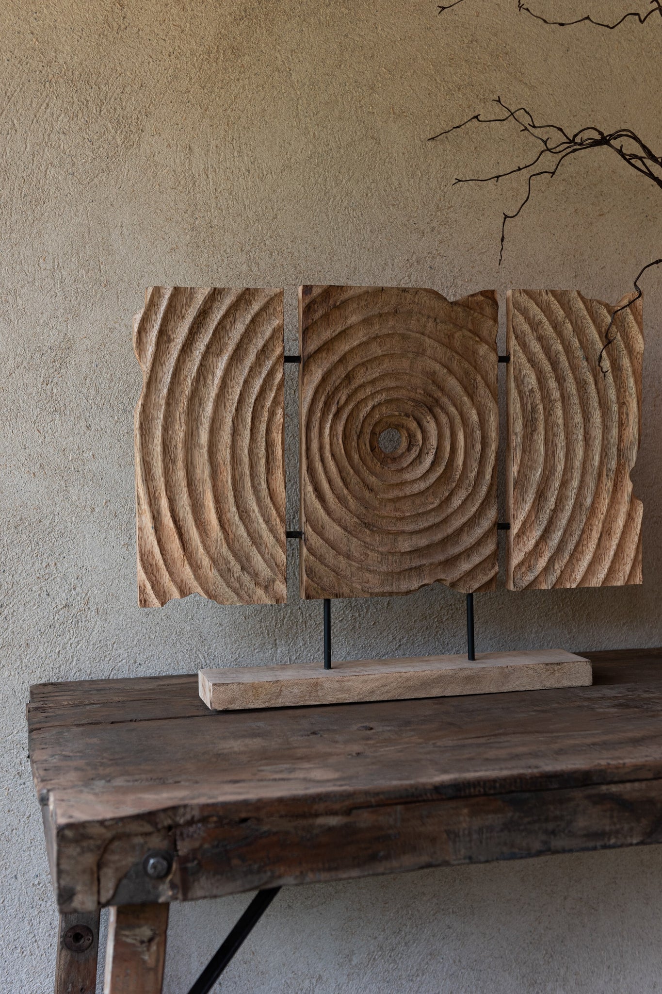 Triptyque sculpté sur socle en bois de manguier - J-LINE