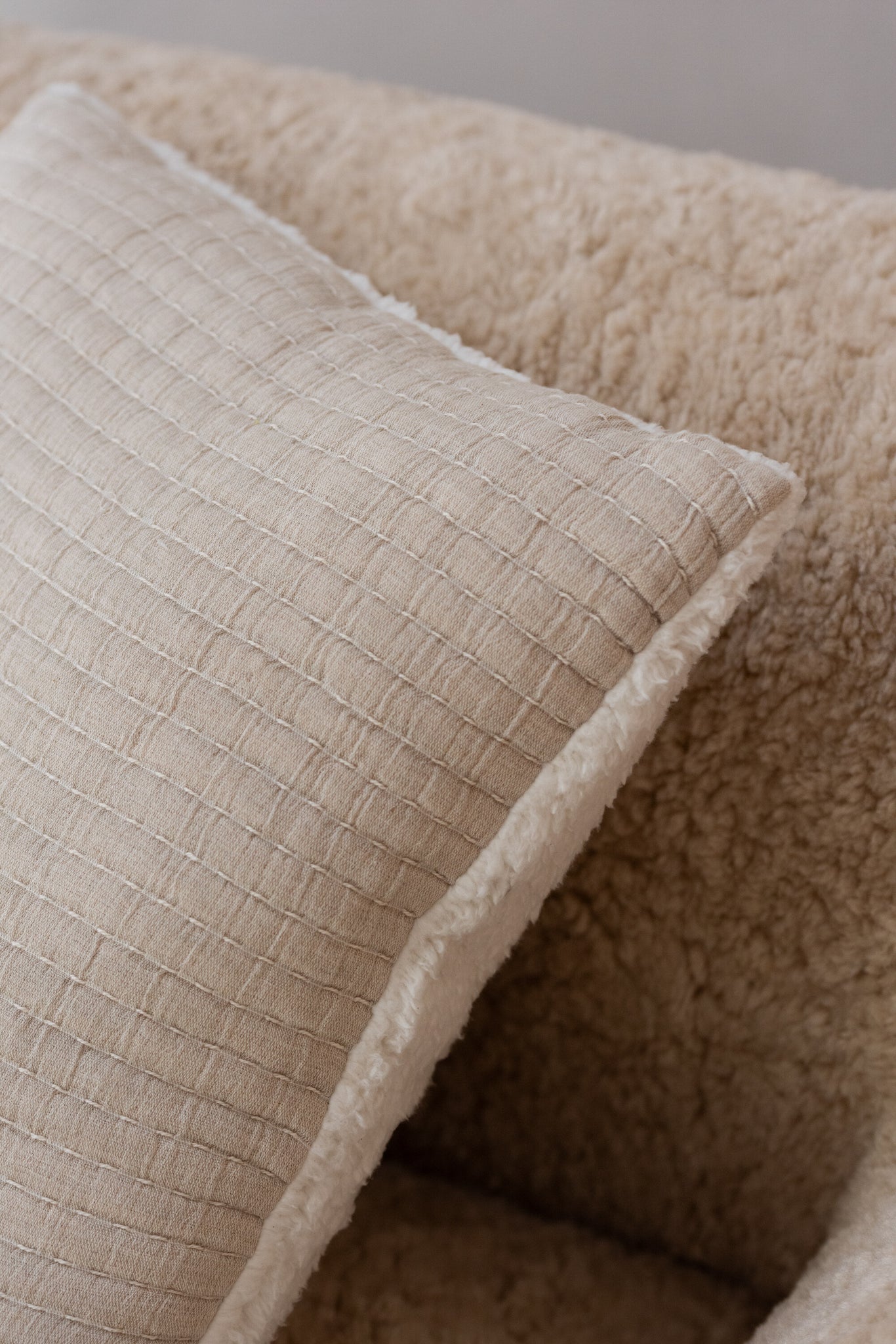 Coussin Teddy lignes piquées gris - J-LINE