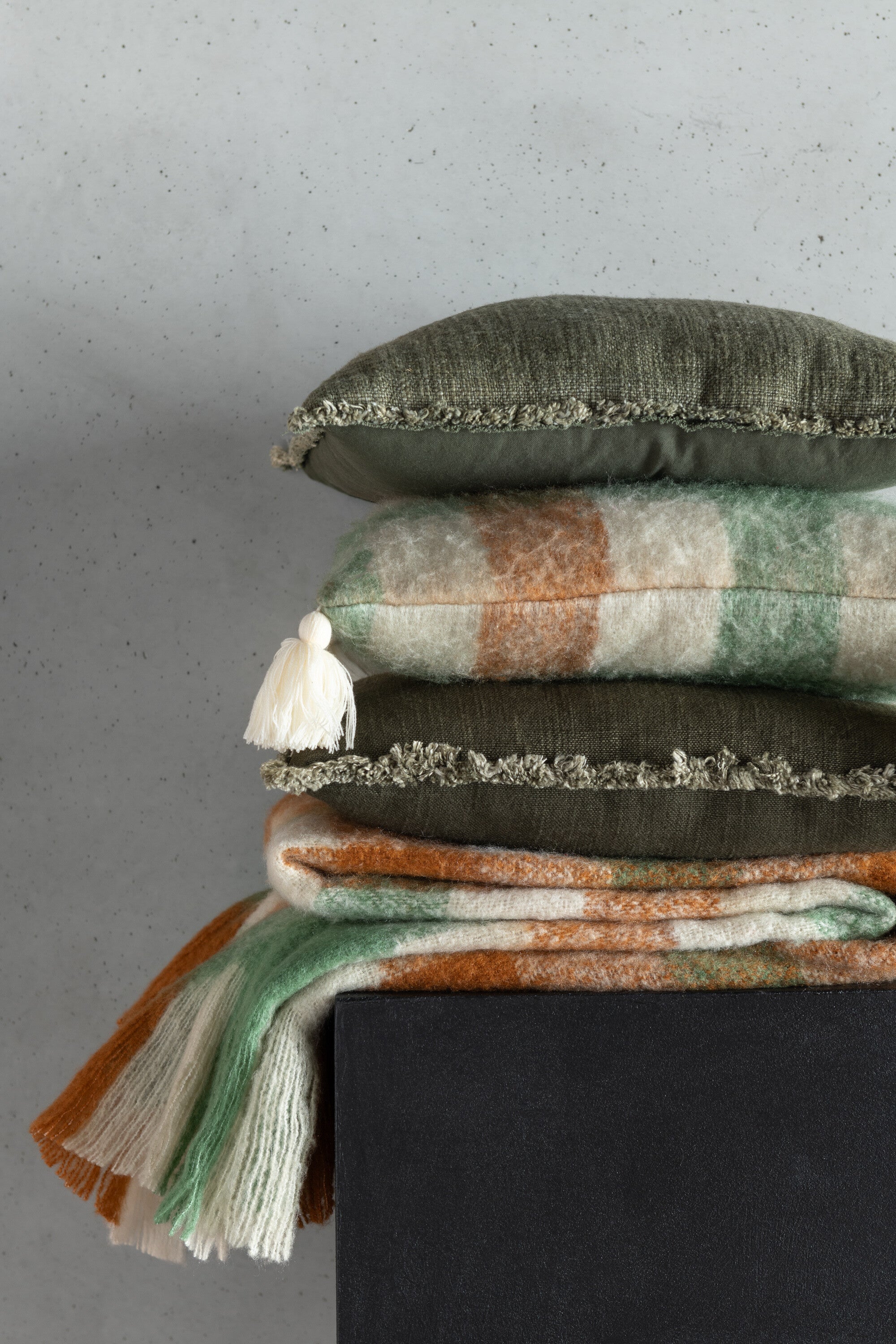 Kussen rafelig polyester/katoen donkergroen - J-LINE