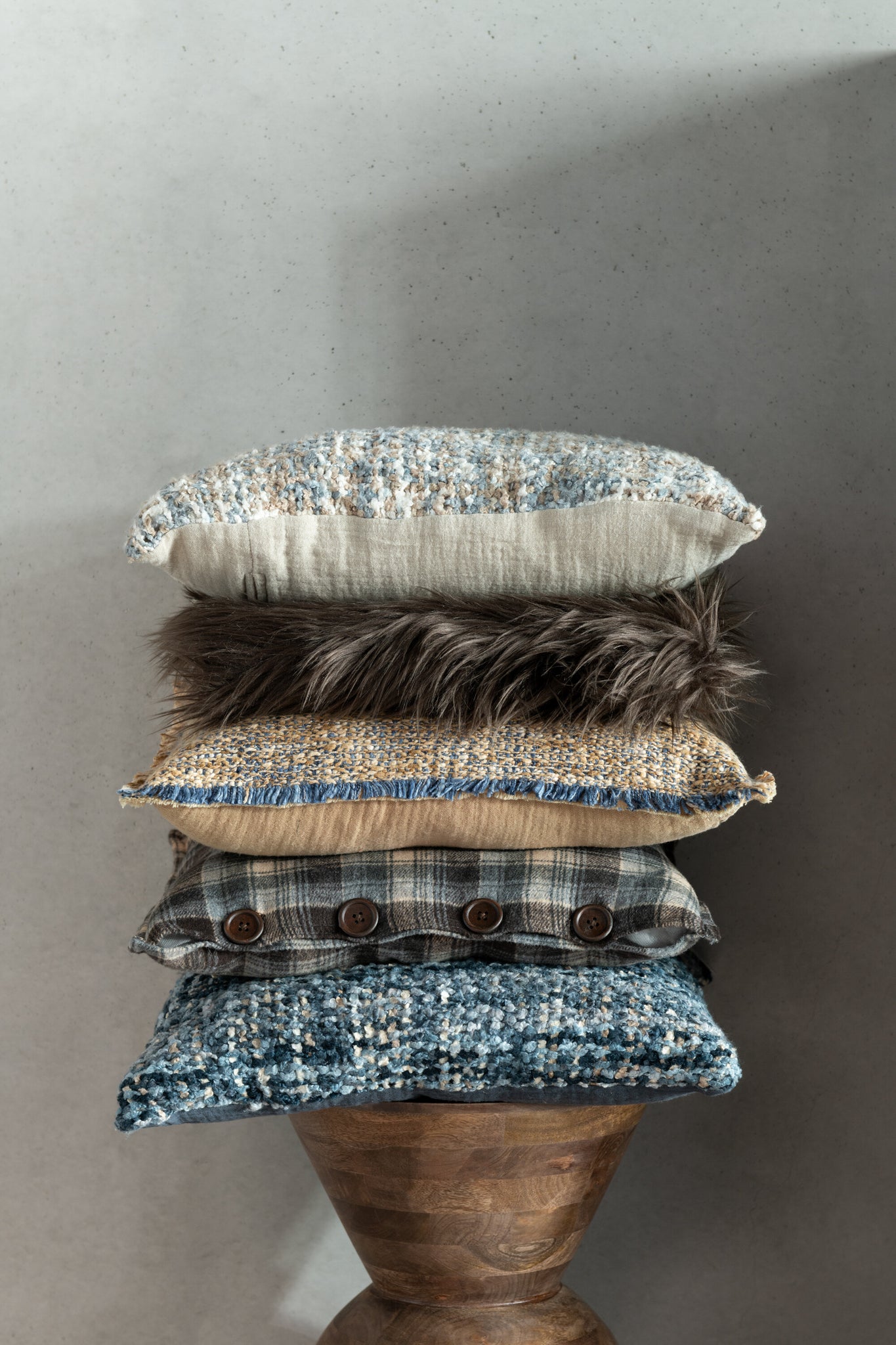Kussen rafelige polyester/katoen lichtbruin/blauw - J-LINE