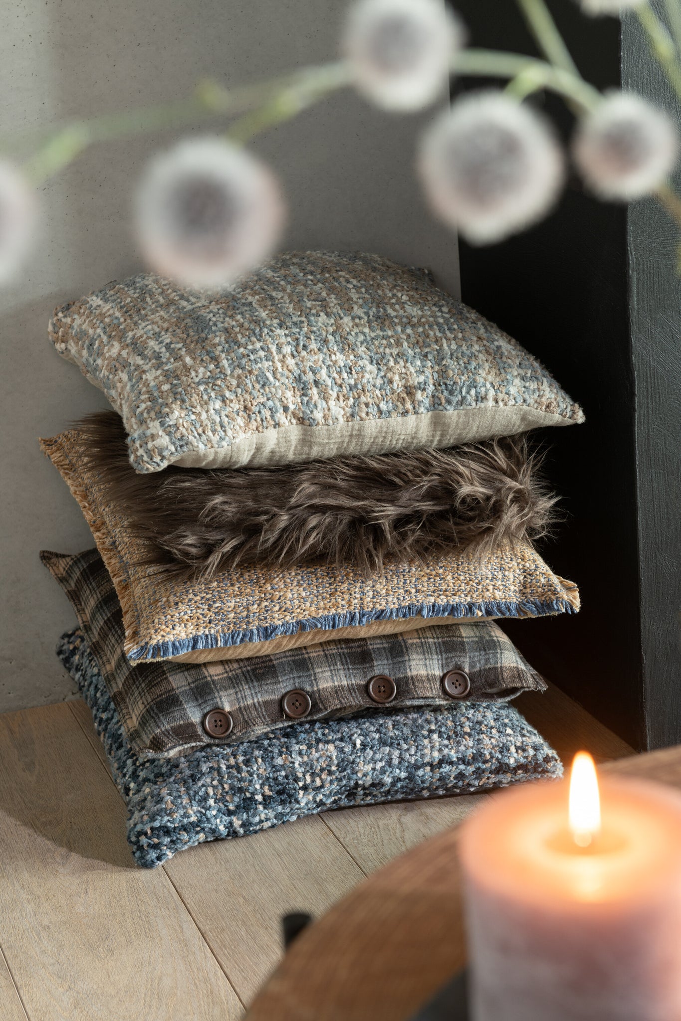 Kussen rafelige polyester/katoen lichtbruin/blauw - J-LINE