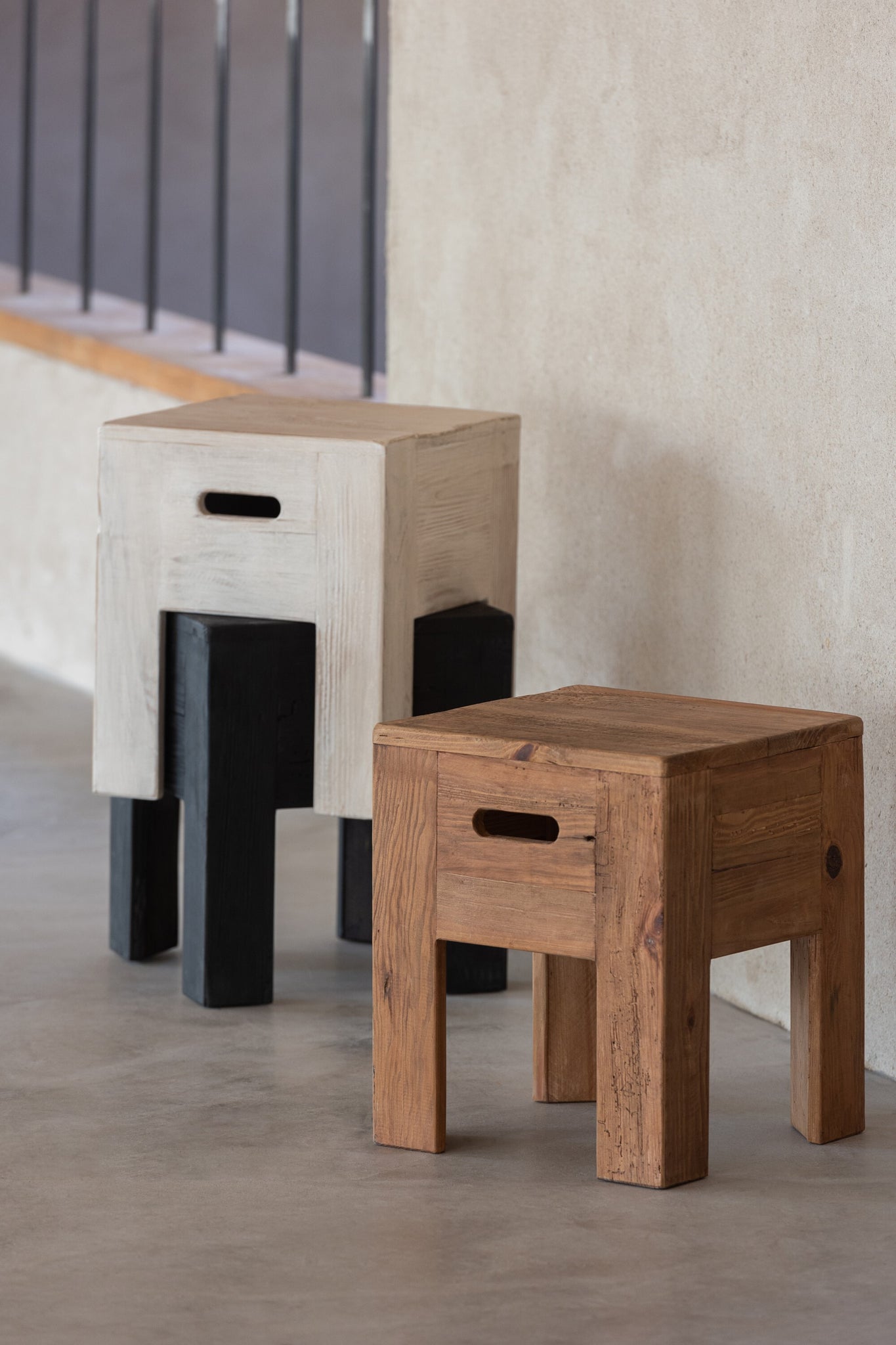 Tabouret en bois noir - J-LINE