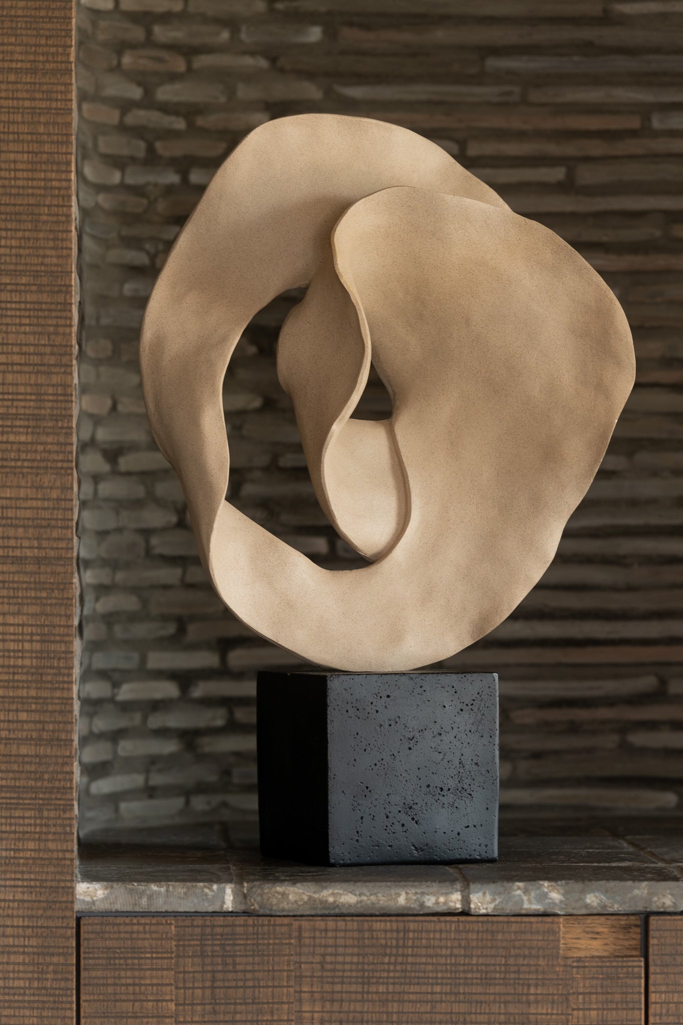 Déco Abstraite Sur Socle Résine Beige/Noir - J-LINE