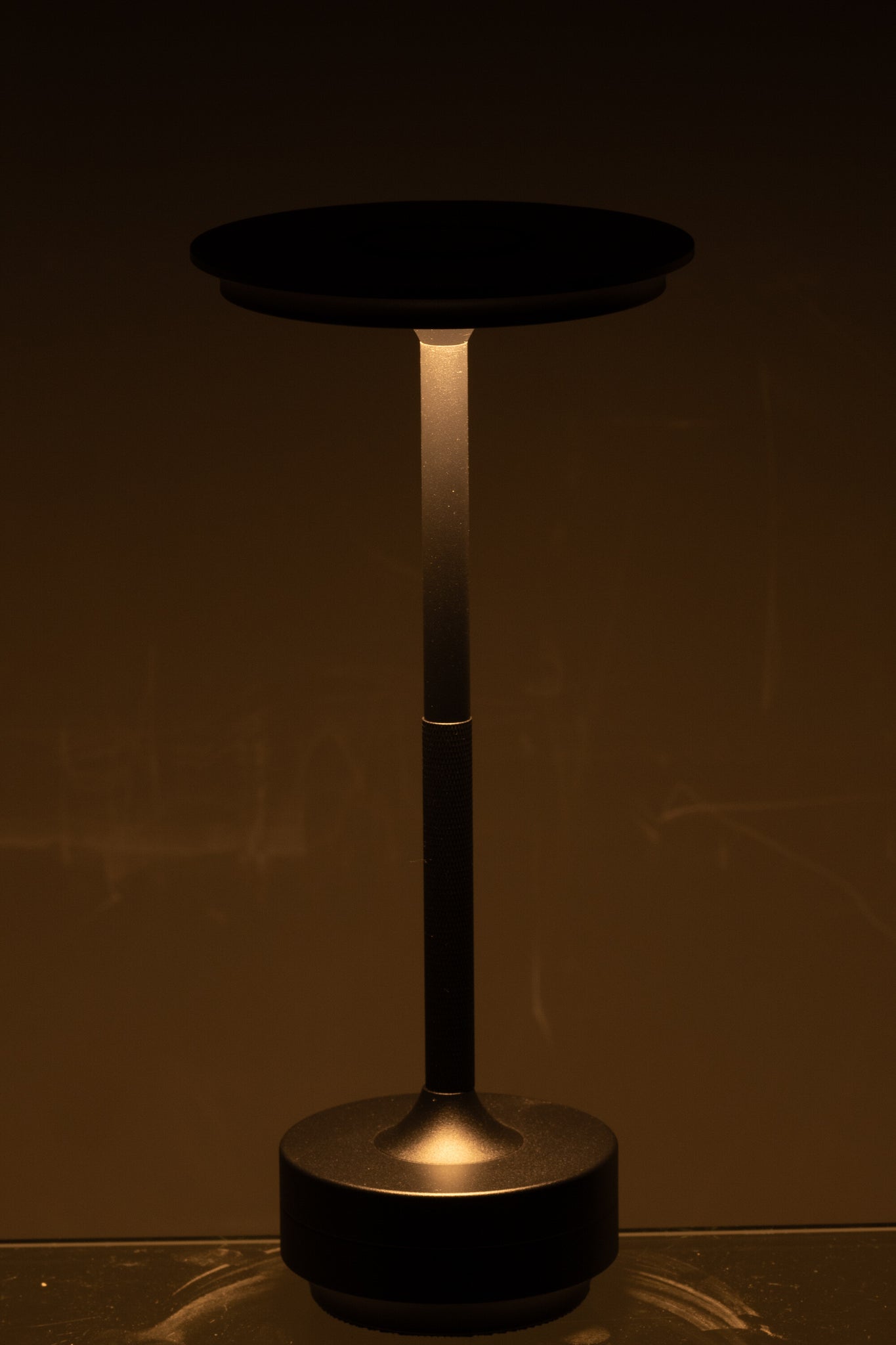 Lampe de table LED tactile plastique noir - J-LINE