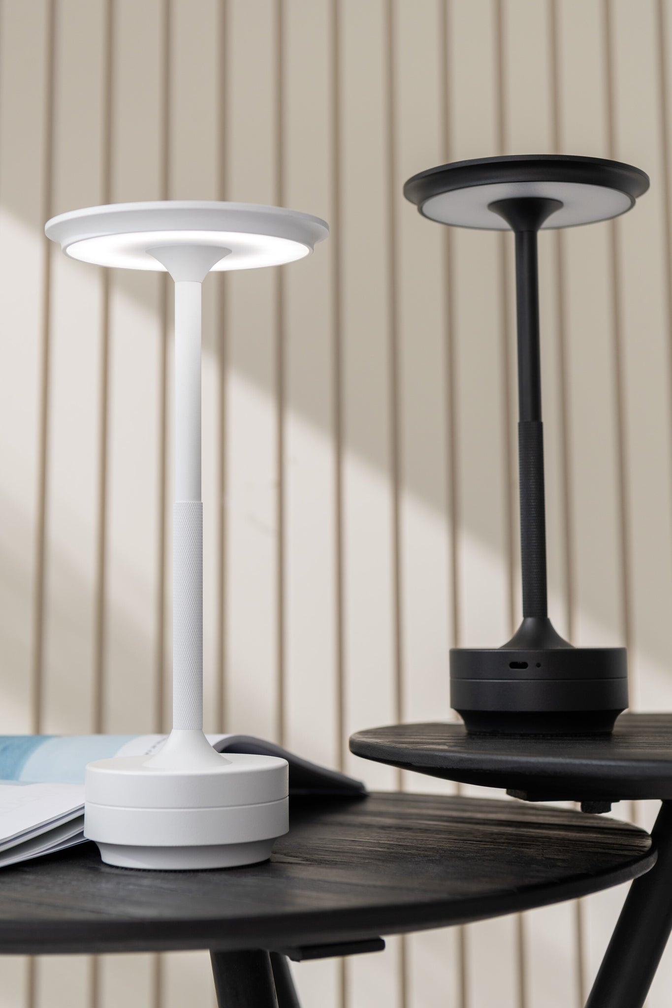 Lampe de table LED tactile plastique noir - J-LINE