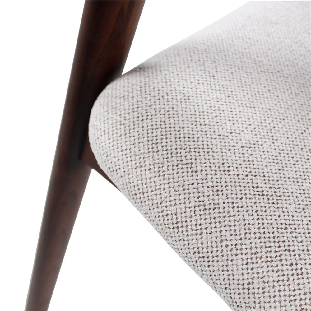 Armstoel James beige, houten poten es walnoot - VDC