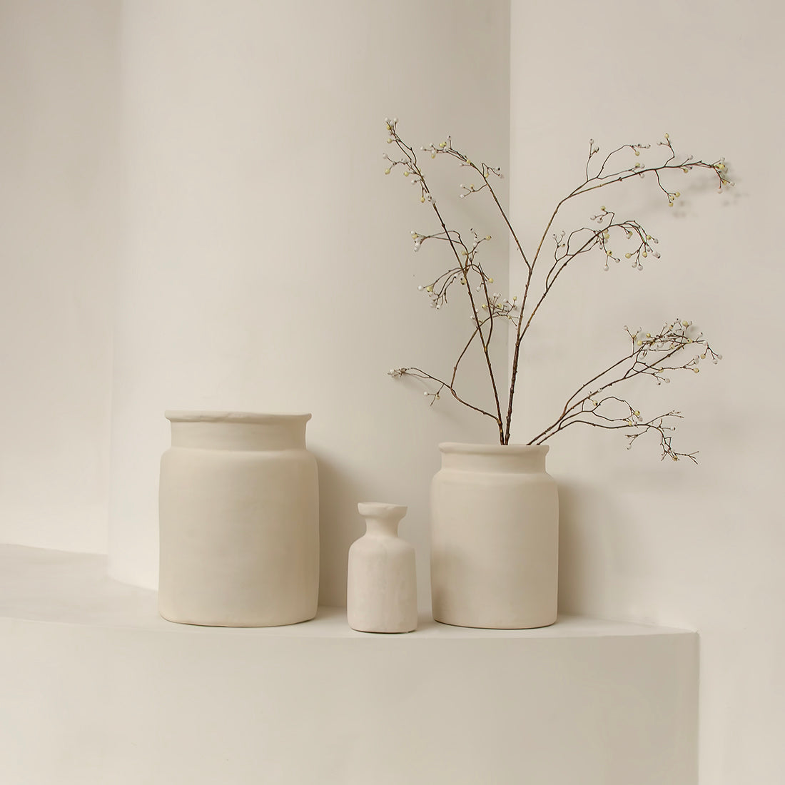 Krijtkleurige decoratieve vaas Mandore M - RAW