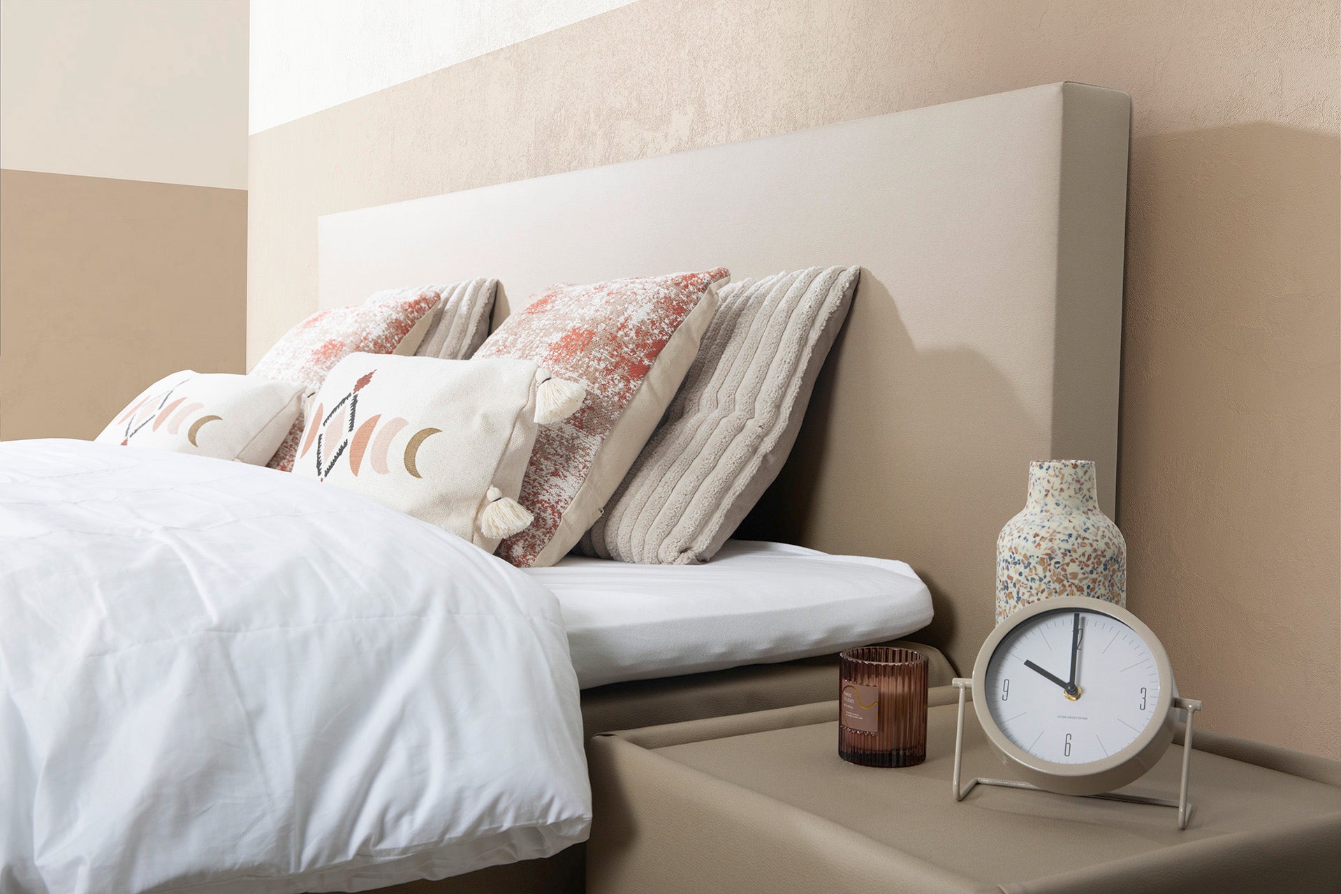 Bed Odin met gestoffeerde matras en topper VLS