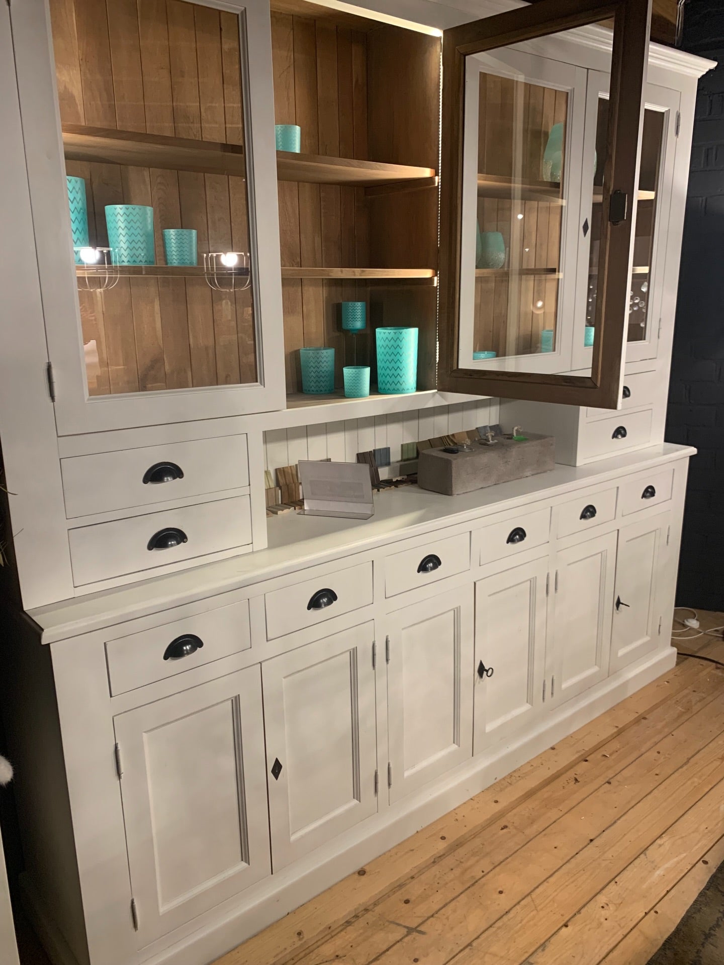 Vitrine en chêne avec éclairage LED - MODÈLE D’EXPOSITION - OFFRE UNIQUE ! - 50 %