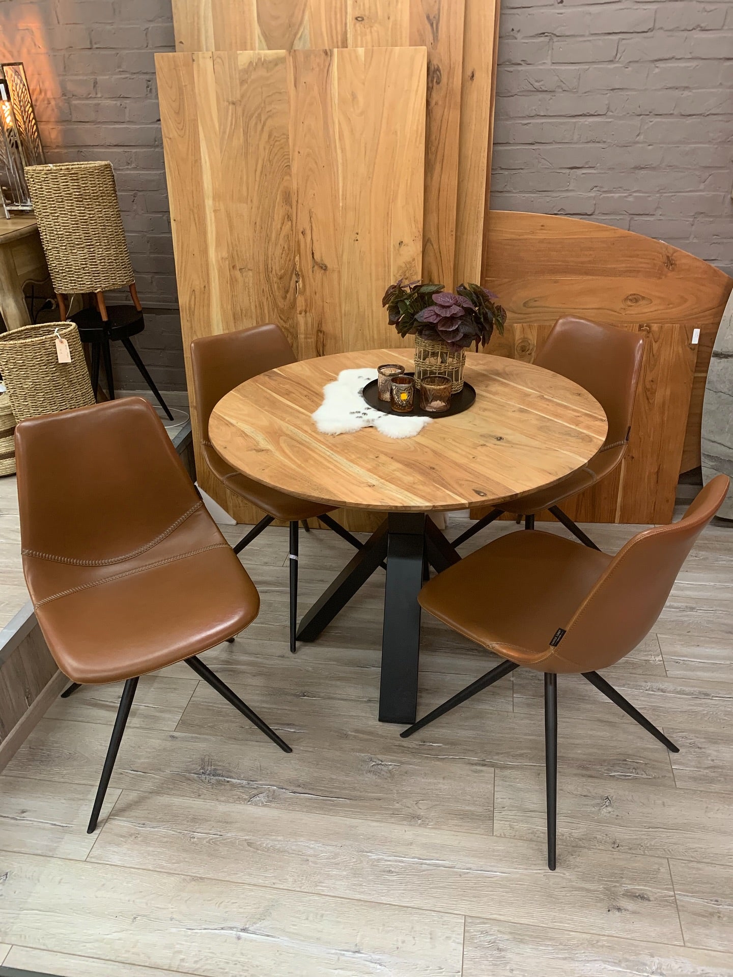 Eetkamerset Omar  - prijs = ronde tafel + 4 stoelen - UITZONDERLIJKE PRIJS WEGENS OPRUIMING!