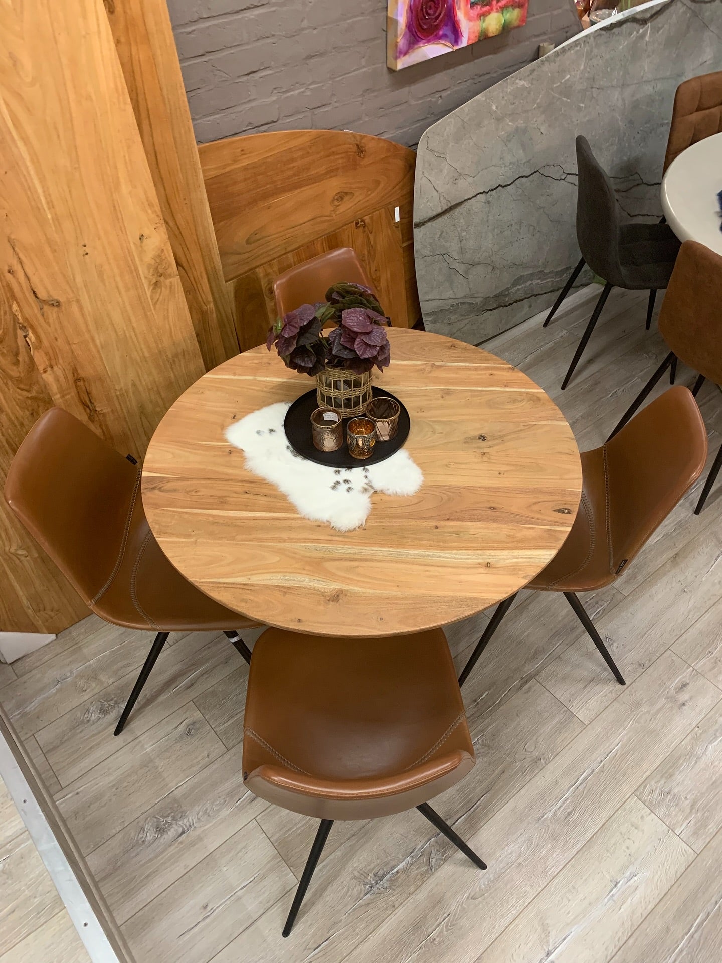Eetkamerset Omar  - prijs = ronde tafel + 4 stoelen - UITZONDERLIJKE PRIJS WEGENS OPRUIMING!