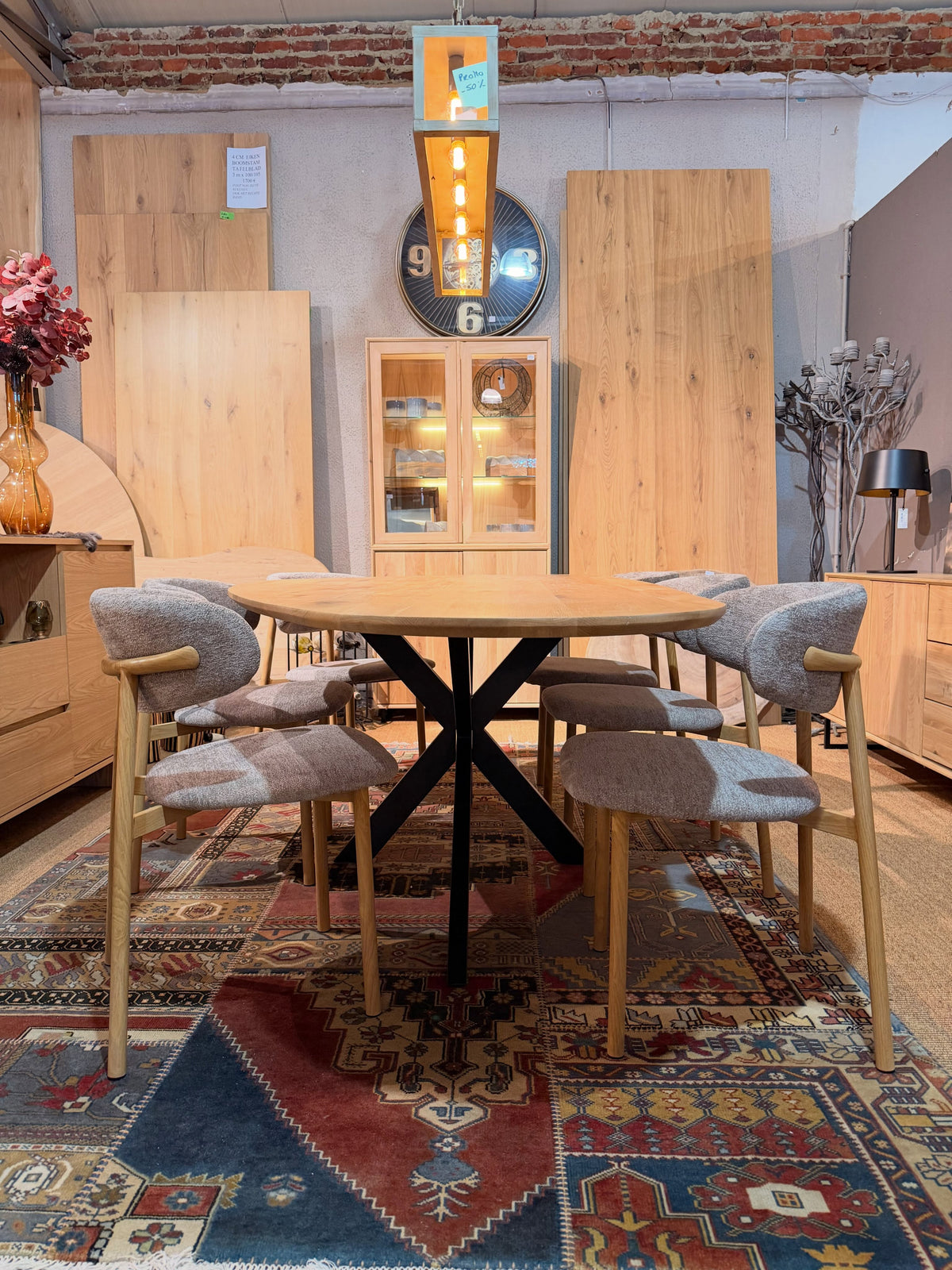 AKTIE: Eiken tafel Cloud op metalen spinpoot met 6 stoelen Coco - NU AAN STUNTPRIJS - GELEVERD EN GEPLAATST!