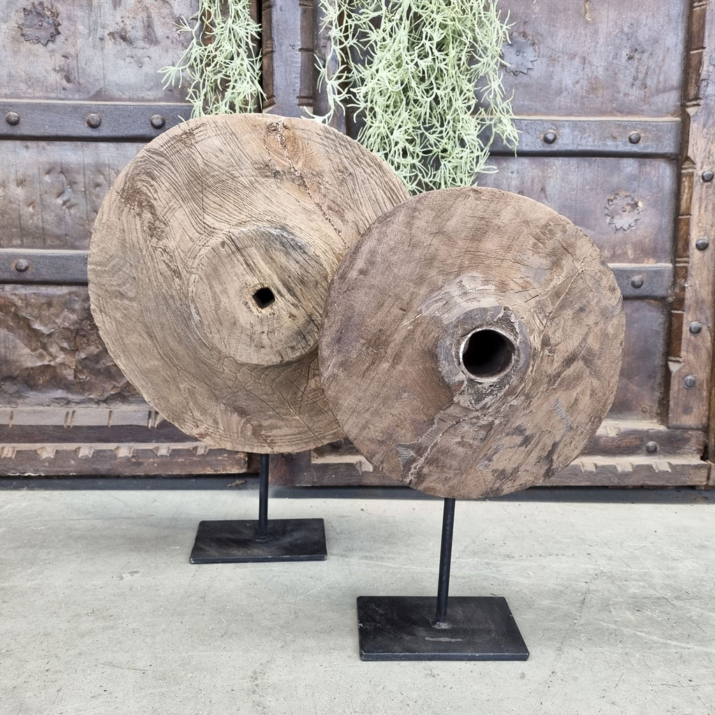 Houten sculptuur op standaard BNO