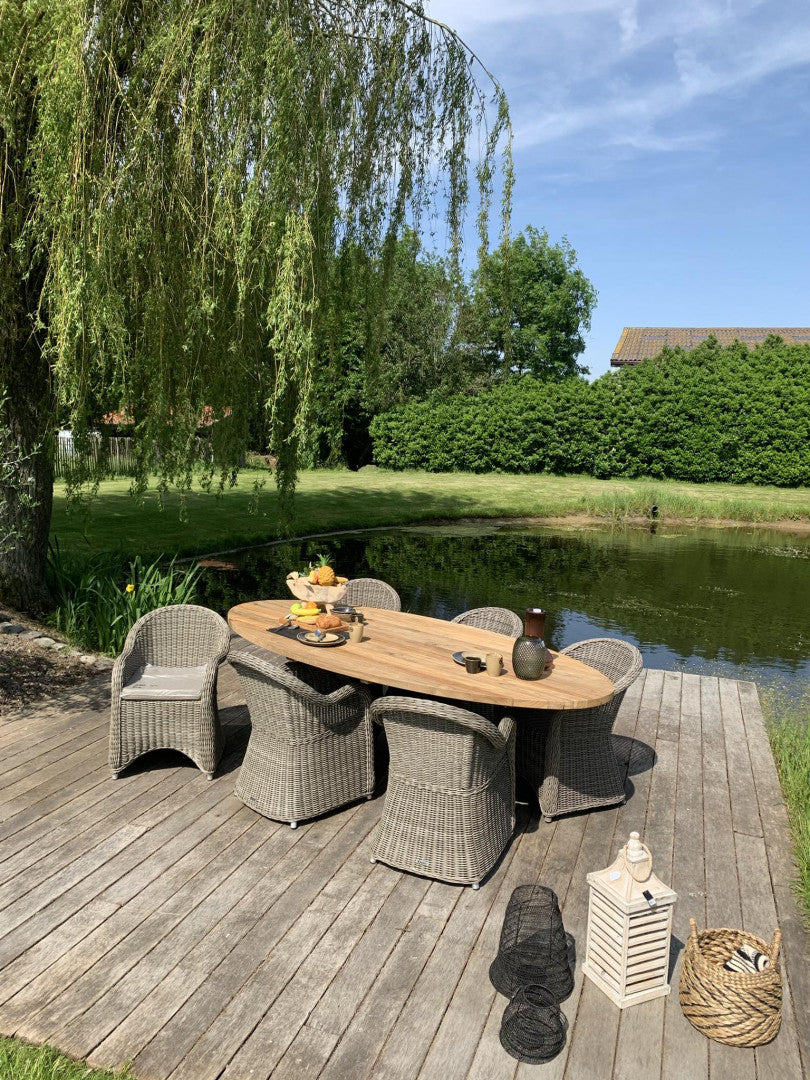tafel massief teakhout met armstoelen wicker